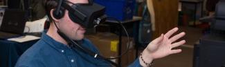 一名大学生正在使用虚拟现实眼镜